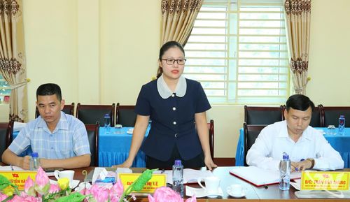 Lãnh đạo Đảng ủy xã Tân Khánh phát biểu tại buổi làm việc.