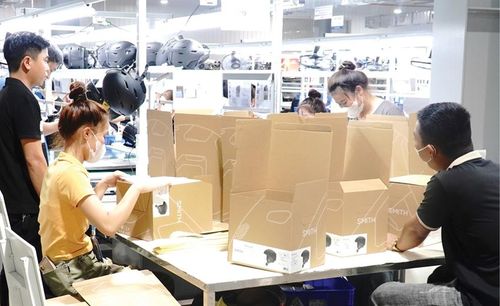 Công nhân thực hiện các công đoạn sản xuất mũ bảo hiểm tại Nhà máy sản xuất mũ bảo hiểm Eon Industry Việt Nam. 