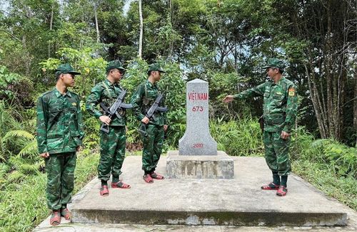 Trung tá Hoàng Văn Dũng, Chính trị viên Đồn Biên phòng Hương Nguyên giới thiệu về mốc quốc giới.
