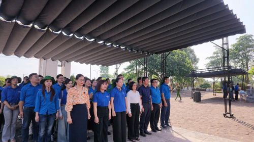 Đoàn tình nguyện dâng hương tại Nghĩa trang liệt sĩ Vĩnh Linh (Ảnh: Chi đoàn Cục Phòng vệ thương mại)