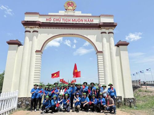 Đoàn tình nguyện tham quan Cụm di tích Đôi bờ Hiền Lương - Bến Hải (Ảnh: Chi đoàn Cục Phòng vệ thương mại)