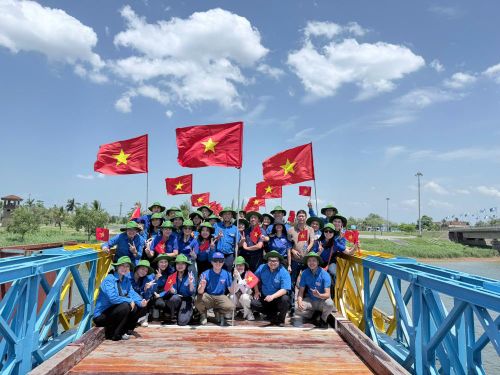 Đoàn tình nguyện tham quan Cụm di tích Đôi bờ Hiền Lương - Bến Hải (Ảnh: Chi đoàn Cục Phòng vệ thương mại)