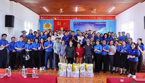 Đoàn tình nguyện trao 50 suất quà nghĩa tình cho các gia đình chính sách, gia đình có hoàn cảnh khó khăn tại xã Nam Cửa Việt, tỉnh Quảng Trị (Ảnh: Chi đoàn Cục Phòng vệ thương mại)
