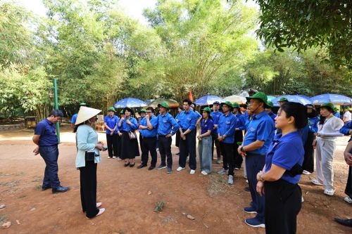 Đoàn tình nguyện tham quan Di tích Địa đạo Vịnh Mốc (Ảnh: Chi đoàn Cục Phòng vệ thương mại)