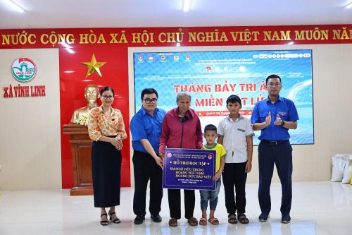 Đoàn tình nguyện trao quà hỗ trợ học tập cho 03 em nhỏ có hoàn cảnh khó khăn tại xã Vĩnh Linh, tỉnh Quảng Trị (Ảnh: Chi đoàn Cục Phòng vệ thương mại)