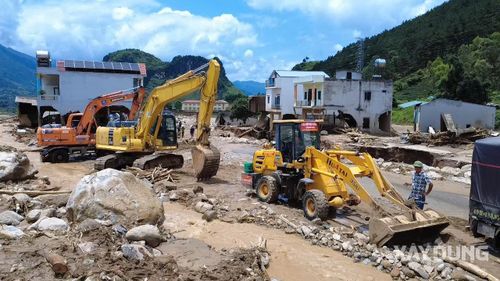 Sau khoảng một giờ trao đổi, những thành viên trong đội thống nhất phải đi đến bản Chít bằng mọi giá và mang theo máy ủi bởi đây là phương tiện cần thiết nhất để hỗ trợ bà con vùng lũ dọn dẹp, khắc phục hậu quả thiên tai. Để thực hiện kế hoạch, đội thuê một xe đầu kéo chuyên dụng với chi phí 30 triệu đồng, chở máy ủi từ Tĩnh Gia (Thanh Hóa) lên Mường Than (Lai Châu).