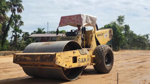Còn khoảng 1km đoạn qua phường Hà Huy Tập đang được các nhà thầu triển khai thi công. Đến nay, các đoạn đều thi công đắp nền lớp đất K98.