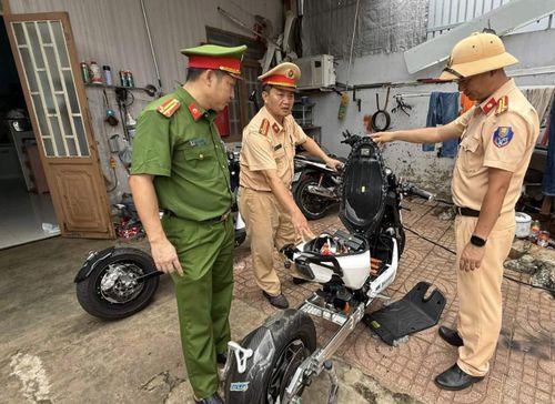 Lực lượng công an tỉnh Đắk Lắk phát hiện thiếu niên 15 tuổi độ, chế xe đạp điện chạy tới 100km/h tiềm ẩn rủi ro mất an toàn giao thông.