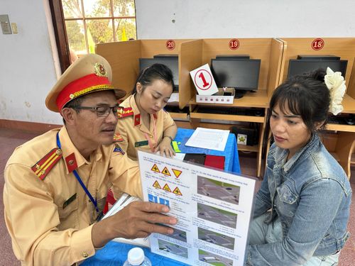 Sát hạch GPLX hạng A cho người đồng bào nghèo mù chữ theo hình thức vấn đáp. 