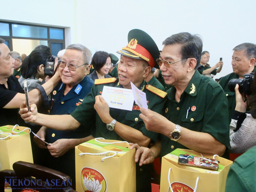 Các cựu chiến binh phấn khởi nhận quà tri ân. Ảnh: Vũ Miên/Mekong ASEAN