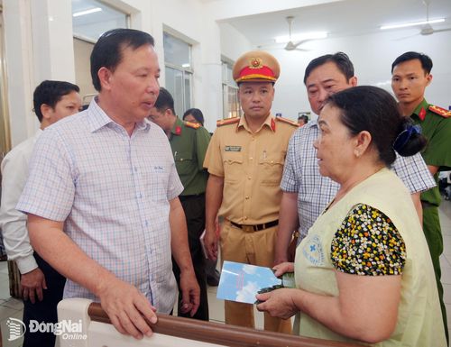 Phó Bí thư Thành ủy, Chủ tịch UBND thành phố Đồng Nai Nguyễn Văn Út thăm, tặng quà hỗ trợ các nạn nhân trong vụ cháy xe khách. Ảnh: Báo điện tử tỉnh Đồng Nai.