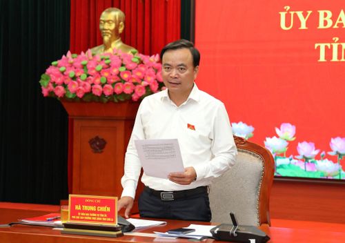 Đồng chí Hà Trung Chiến, Ủy viên Ban Thường vụ Tỉnh ủy, Phó Chủ tịch Thường trực UBND tỉnh Sơn La phát biểu tại cuộc họp.