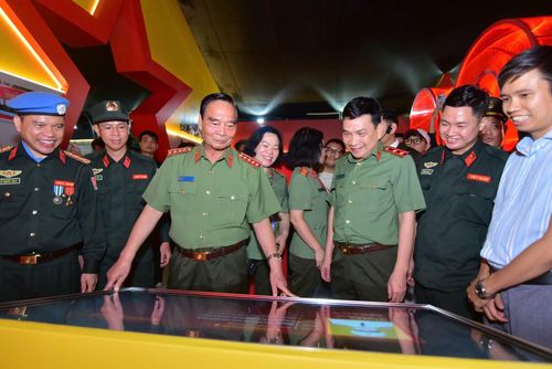  Đại tướng Lê Hồng Anh, nguyên Ủy viên Bộ Chính trị, nguyên Thường trực Ban Bí thư, nguyên Bộ trưởng Bộ Công an, tham quan triển lãm 
