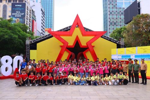 Các em thiếu nhi Nhà Văn hóa thiếu nhi TP Hồ Chí Minh đã có buổi tham quan ý nghĩa tại triển lãm