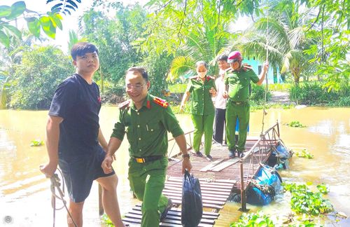Không quản ngại khó khăn, Tổ công tác tận tình đến nhà từng hộ dân thu nhận ADN thân nhân liệt sĩ.