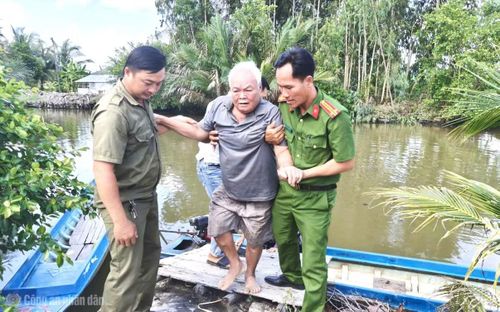 Công an xã Vĩnh Lộc cùng lực lượng ANTT cơ sở hỗ trợ ông Lê Quang Hung (ngụ ấp Vĩnh Thạnh, xã Vĩnh Lộc) thu nhận mẫu ADN.