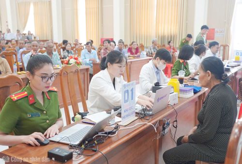 Đông đảo thân nhân liệt sĩ chưa xác định danh tính là người cao tuổi đến thu nhận mẫu ADN.