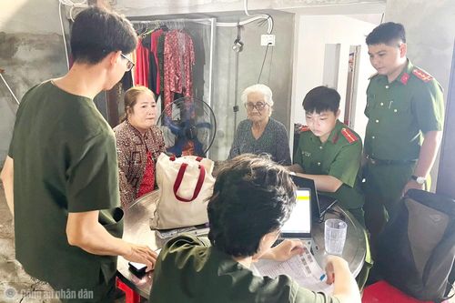 Công an cơ sở ở Cà Mau đến tận nhà thu thập thông tin thân nhân liệt sĩ, phục vụ thu nhận mẫu ADN (tháng 3/2025).