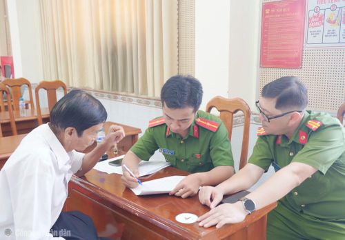 Ông Nguyễn Khánh Hồng (ngụ ấp 8, xã Khánh Bình) ký xác nhận hoàn thành thu mẫu ADN thân nhân của liệt sĩ chưa xác định hài cốt.