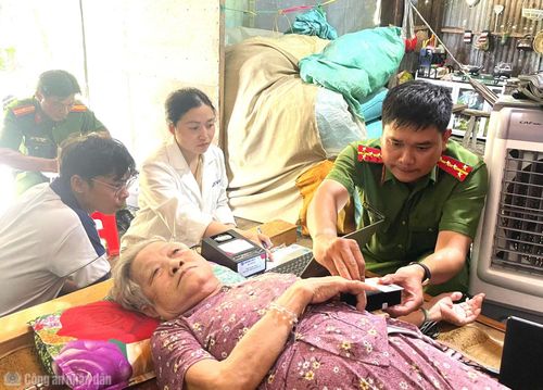 Bà Nguyễn Thị Tốt, được Tổ công tác đến tận nhà thu nhận sinh phẩm ADN, phục vụ xác định danh tính của anh trai là liệt sĩ.