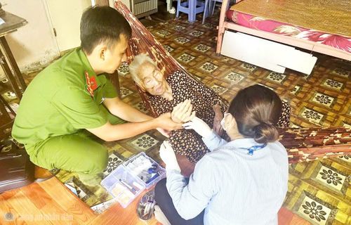 Công an xã Phan Ngọc Hiển đến tận nhà thu nhận mẫu ADN bà Tiết Thị Diệu (99 tuổi, ngụ Tân Ân) là em ruột liệt sĩ Tiết Văn Hộ.