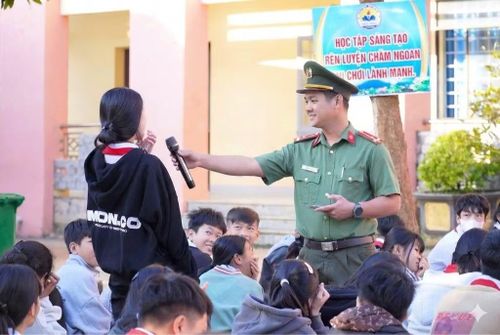 Công an xã Bom Bo thường xuyên tuyên truyền pháp luật tại trường học nhằm chủ động phòng ngừa các hành vi vi phạm pháp luật trong lứa tuổi học sinh.