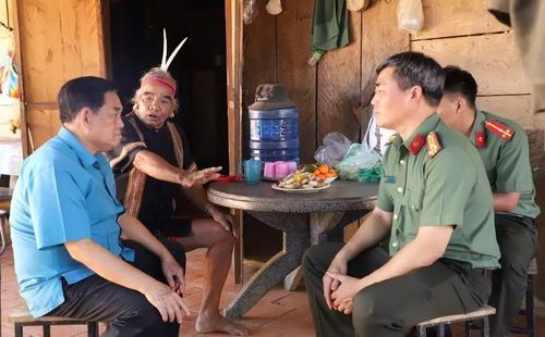 Phòng An ninh chính trị nội bộ, Công an TP Đồng Nai và Công an xã Bom Bo phát động phong trào Toàn dân Bảo vệ an ninh Tổ quốc gắn với công tác dân vận trên địa bàn xã.