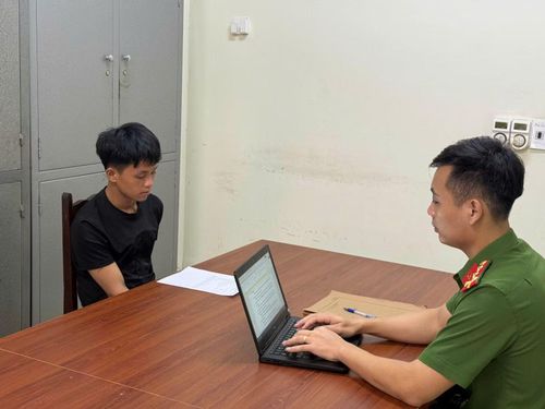 Cán bộ Phòng Cảnh sát hình sự lấy lời khai đối tượng Hoàng Minh Sơn.
