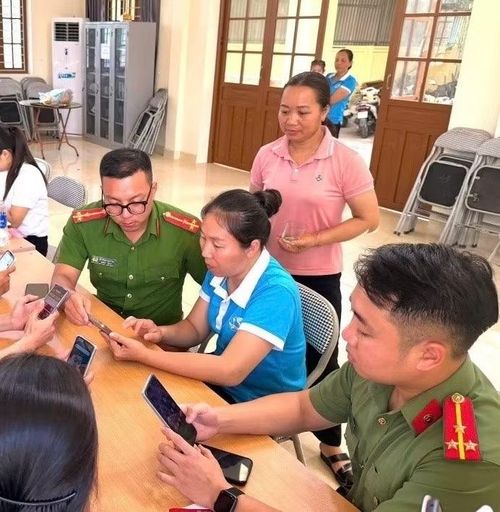  Lực lượng Công an tăng cường hướng dẫn người dân phòng ngừa không bị mắc bẫy tội phạm mạng. 