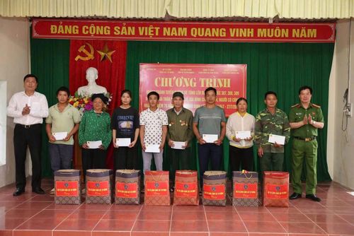 Đại tá Đỗ Tiến Thùy, Phó Tư lệnh CSCĐ tặng quà cho các thân nhân liệt sĩ tại xã Vị Xuyên, tỉnh Tuyên Quang