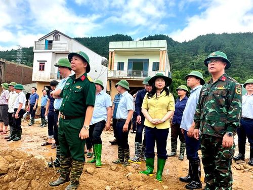 Phó Chủ tịch UBND tỉnh Lào Cai Vũ Thị Hiền Hạnh đến hiện trường lũ quét ở bản Chít, xã Mường Than (Lai Châu). Ảnh: Trần Tú
