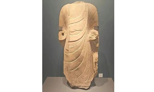 Tượng Phật đứng được trưng bày tại Bảo tàng Fengyang. Ảnh: Jimu News