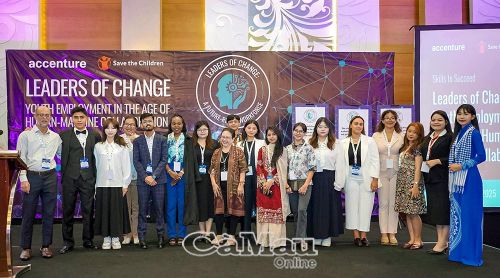 Em Biện Hồng Nhạn (bìa phải), cựu sinh viên Trường Cao đẳng Nghề Việt Nam - Hàn Quốc Cà Mau, tham dự Hội nghị Thanh niên quốc tế do Save the Children tổ chức tại Indonesia. (Ảnh nhà trường cung cấp).