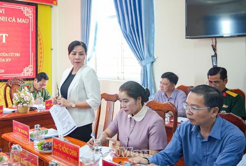 Phó Chủ tịch Thường trực HĐND tỉnh Lê Thị Nhung trao đổi về việc giao đất, giao rừng và cấp Giấy chứng nhận quyền sử dụng đất đối với diện tích do Công ty TNHH MTV Lâm nghiệp U Minh Hạ quản lý.