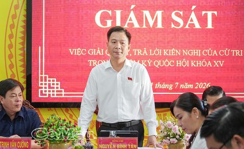 Đồng chí Nguyễn Bình Tân, Phó Trưởng đoàn chuyên trách Đoàn đại biểu Quốc hội tỉnh, ghi nhận tinh thần trách nhiệm của UBND xã Đá Bạc trong công tác tiếp nhận, giải quyết và trả lời kiến nghị của cử tri.