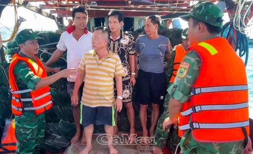 Tổ công tác Đồn Biên phòng Gành Hào phối hợp với ngư dân đưa 4 thuyền viên gặp nạn lên tàu cá an toàn sau khi được cứu vớt trên biển.