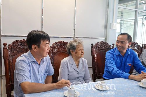 Đồng chí Phạm Tuấn Tài, Phó Chủ tịch Ủy ban MTTQ Việt Nam tỉnh Cà Mau, Bí thư Tỉnh đoàn và đồng chí Trần Văn Trung, Bí thư Đảng ủy phường Hòa Thành, thăm hỏi sức khỏe Mẹ Việt Nam anh hùng Nguyễn Kim Mai.