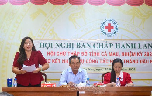 Bà Hồ Quý Nhi, Phó Chủ tịch Hội Chữ thập đỏ tỉnh, thông qua dự thảo báo cáo sơ kết công tác Hội 6 tháng đầu năm và phương hướng, nhiệm vụ 6 tháng cuối năm 2026.