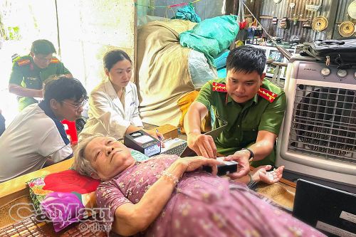Bà Nguyễn Thị Tốt (ấp Lung Tràm, xã Khánh Hưng; em ruột liệt sĩ Nguyễn Văn Hoa) được tổ công tác đến tận nhà hỗ trợ thu nhận mẫu sinh phẩm ADN.