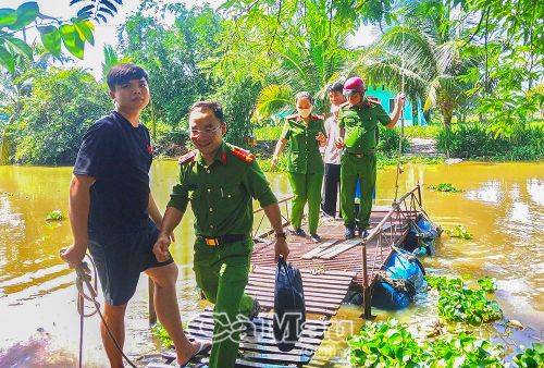 Không quản ngại khó khăn, tổ công tác lưu động tận tình đến nhà từng gia đình thân nhân liệt sĩ thu nhận mẫu ADN.