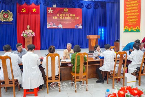 Thân nhân liệt sĩ chưa xác định danh tính đến điểm thu nhận mẫu ADN tại phòng Cảnh sát cơ động, Công an tỉnh Cà Mau.