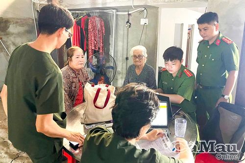 Lực lượng công an cơ sở đến tận nhà thu thập thông tin thân nhân liệt sĩ, phục vụ thu nhận mẫu ADN.