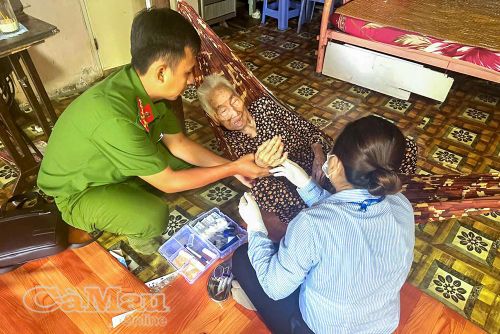 Công an Xã Phan Ngọc Hiển đến tận nhà thu nhận mẫu ADN cho bà Tiết Thị Diệu, 99 tuổi, em ruột liệt sĩ Tiết Văn Hộ.