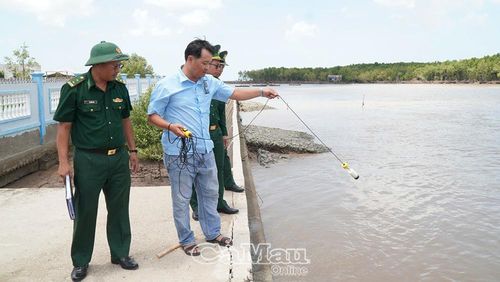  Lực lượng chức năng tiến hành đo độ sâu lòng sông khu vực sạt lở để tìm phương án khắc phục.