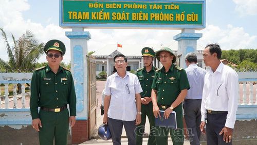 Đoàn công tác Sở Nông nghiệp và Môi trường khảo sát thực tế tại hiện trường Trạm Kiểm soát biên phòng Hố Gùi nhằm tìm phương án khắc phục sạt lở.