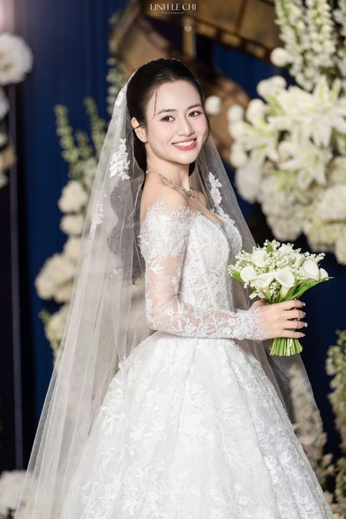 Vẻ đẹp trong trẻo của Việt Hoa nhận được nhiều lời khen từ khán giả. (Ảnh: FBNV)