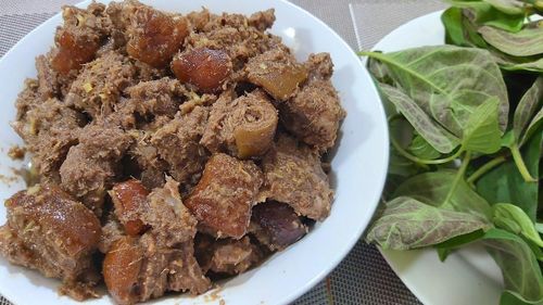 Món rựa mận đòi hỏi kỹ thuật nấu nướng khá phức tạp. (Ảnh: YTB)
