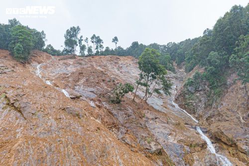 Càng tiến sâu lên thượng nguồn, lòng suối càng thu hẹp giữa hai vách núi. Hai bên sườn dốc vẫn hằn rõ những mảng đất mới sạt, để lộ nền đá xám và những vết cắt nham nhở. Đây chính là khu vực các dòng nước từ nhiều khe núi bắt đầu hội tụ trước khi đổ dồn xuống bản Chít.