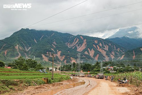 Hơn 4 ngày sau trận lũ ống, lũ quét, từ các khe núi, nước vẫn không ngừng rỉ xuống, len qua những mảng đất vừa sạt lở rồi đổ về lòng suối. Trên các sườn dốc, nhiều cây rừng bị bật gốc hoặc chênh vênh bên mép vực, tiềm ẩn nguy cơ tiếp tục đổ sập nếu mưa lớn quay trở lại.
