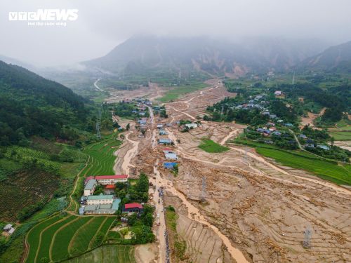 Phía sau khu dân cư bản Chít, nơi từng là cánh đồng ruộng bậc thang trù phú giờ chỉ còn bãi đất đá ngổn ngang, những thửa ruộng từng nuôi sống bao thế hệ người dân gần như bị xóa sổ sau một buổi sáng lũ dữ.